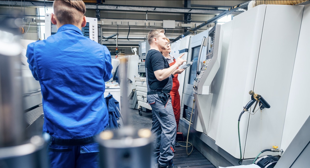 Modernes CNC-Bearbeitungszentrum bei der Fertigung eines Aluminiumbauteils